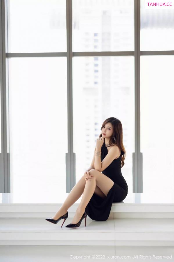 綺裡嘉 绮里嘉 [XiuRen]高清写真图 2023.12.08 No.7782 绮里嘉ula 美腿礼裙第6张图片